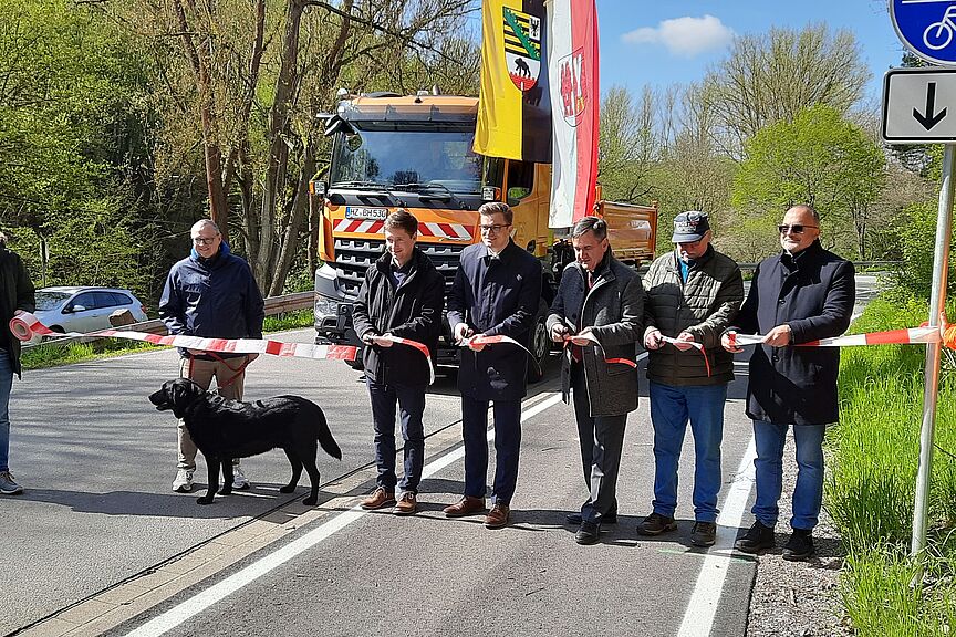 Symbolischer Scherenschnitt Symbolischer Scherenschnitt